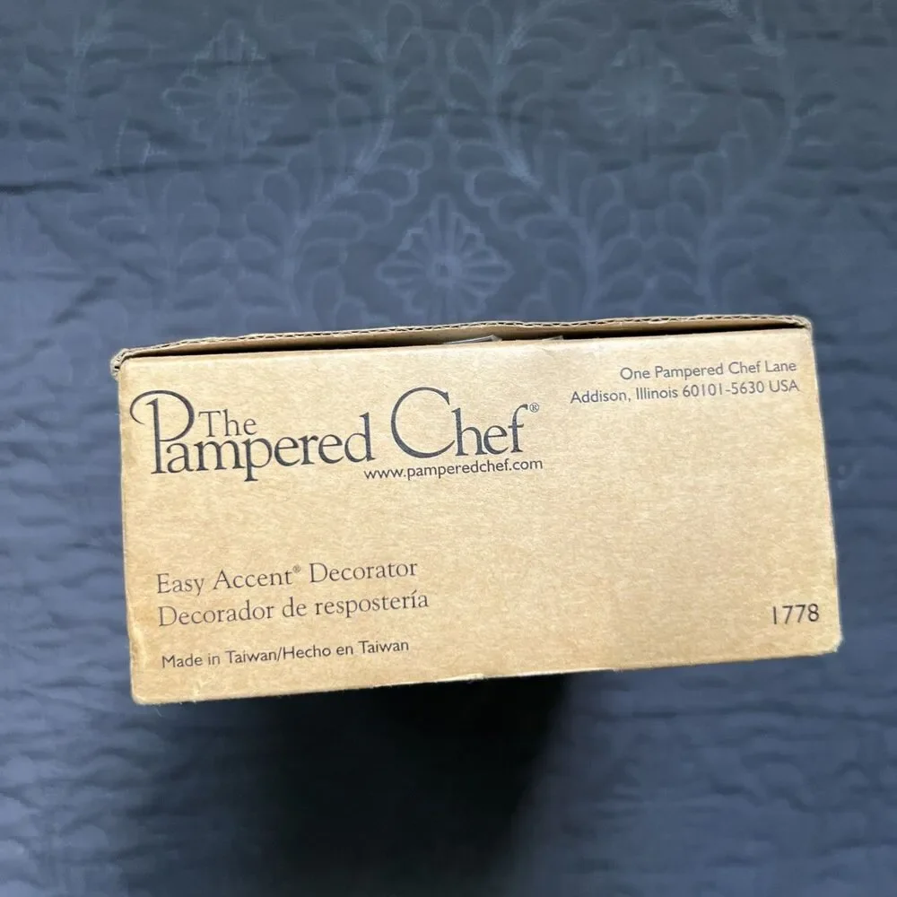 The Pampered Chef Easy Accent Decorator 1778 Complete Cakes Craft Open Box READ